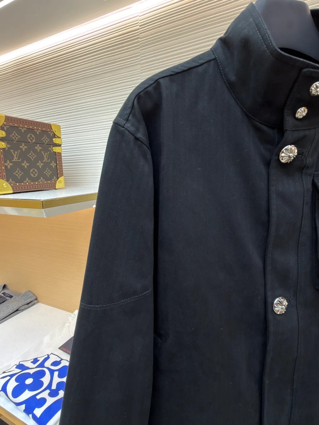Chrome Hearts M65 work jacket ●Item number: 1682245-D90 ●Fabric: cotton fabric ●Technology: herringbone brushed production ●Color: black ●Version: loose fit ●Weight: about 1300 grams ●Size: S-M-L ●Description: Purchased from the original national specialty brand No. 51800. The custom-woven fabric is made of herringbone brushed 320g cotton material. It is matched with garment dyeing + dirty washing + distressing process. (minimum quantity 2000 meters). Customized jacquard lining. Add soft water washing. Customized 8# placket double-ended zipper. Customized 8# waist pocket zipper. Customized 5# Inner pocket zipper. Customized 20mm I-shaped buckle. Customized 25mm I-shaped buckle. Customized 15mm four-in-one buckle. Customized placket four-in-one concealed button. Customized genuine leather trademark. Size. Produced by a large factory, it is very test of workmanship. Full of street feel. Compare workmanship details to counters. Instant sale of the market version. The overall wiring is straight and delicate, the fabric is comfortable and soft, and the color is consistent without color difference. It can be matched with the same style to create a fashionable look and control various occasions. Customized accessories, complete with three standards, same style for men and women!